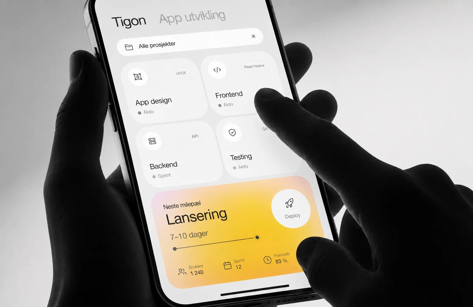 Hender bruker et minimalistisk app-dashboard med prosjektstatus og lanseringsplan