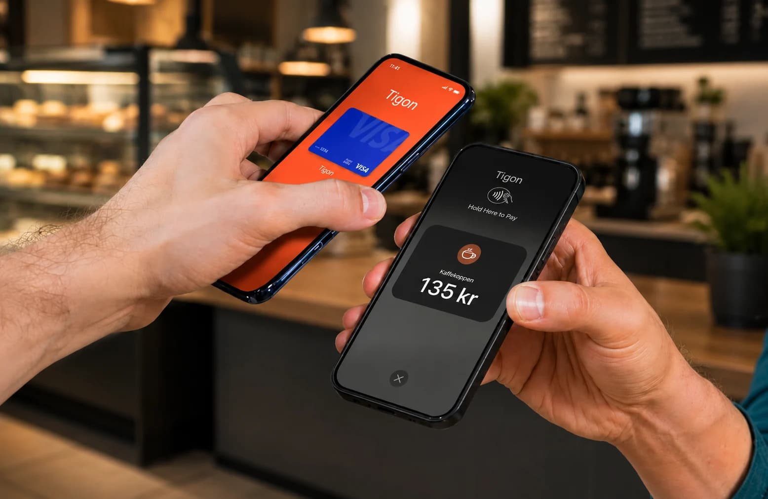To telefoner brukes til kontaktløs betaling med digitalt kort på en kafé