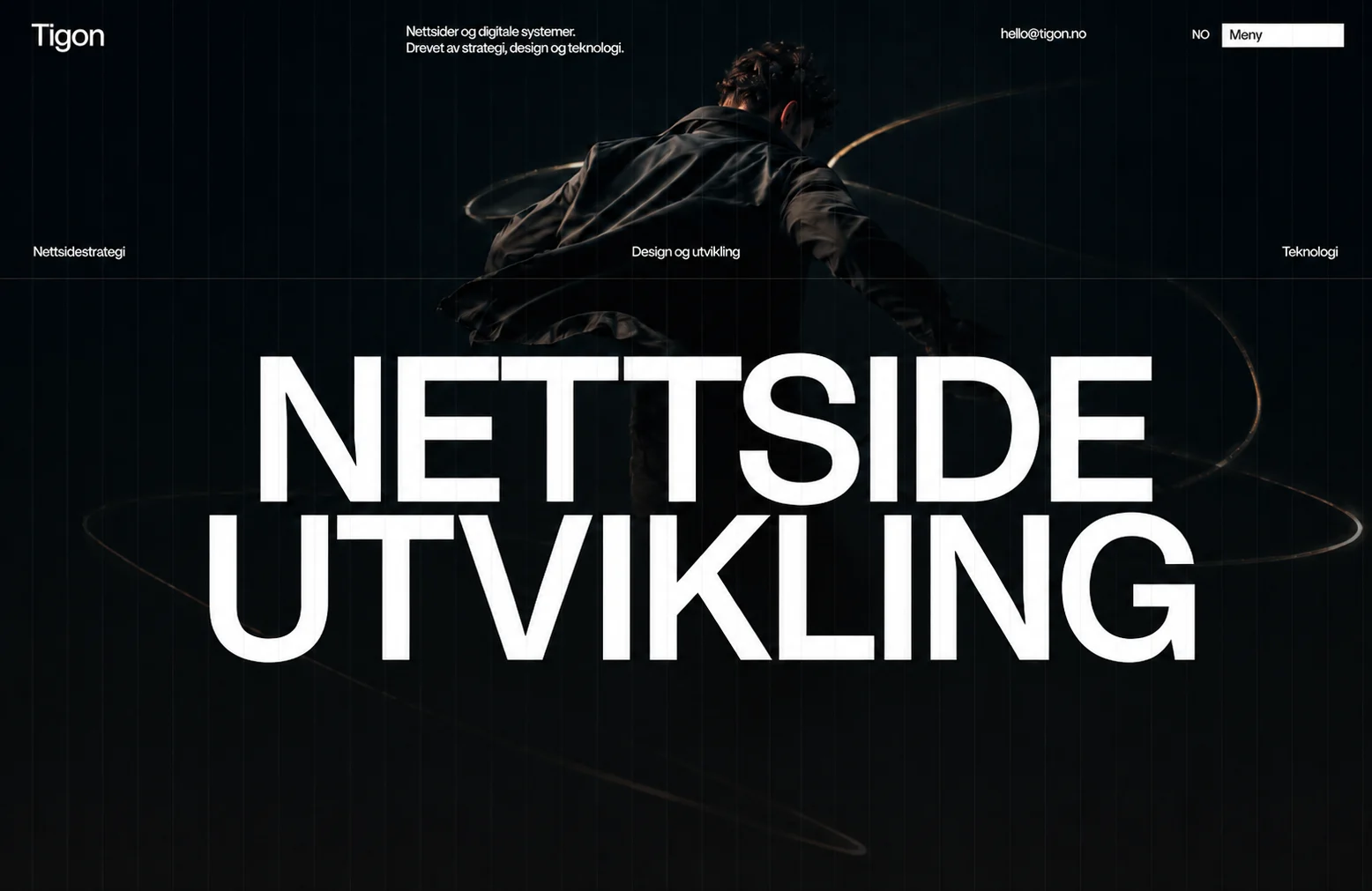 Mørk redaksjonell nettside med stor typografi om nettsideutvikling og lysglimt i bakgrunnen