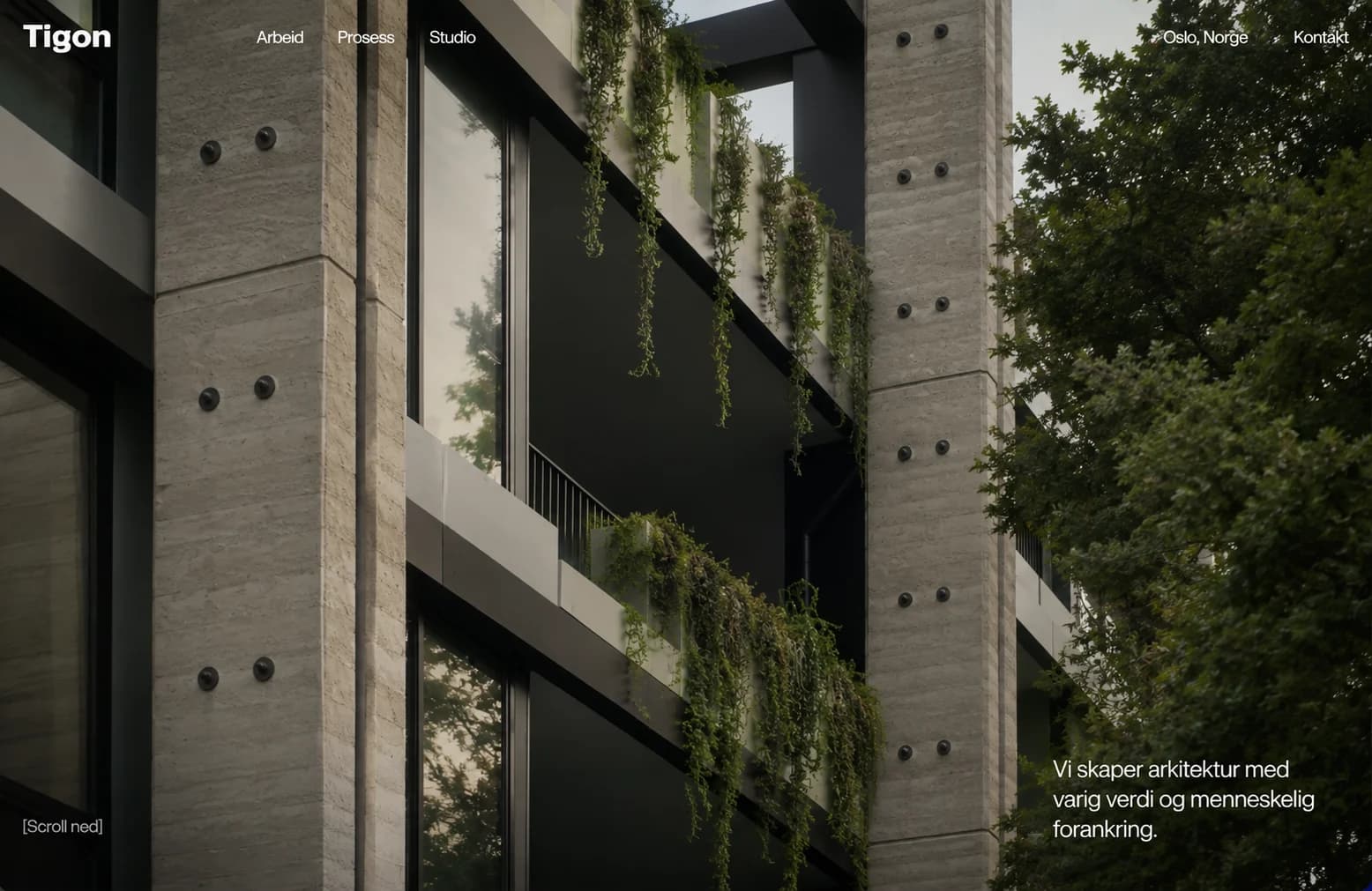 Moderne arkitektside med betongfasade, grøntanlegg og tydelig prosjektpresentasjon