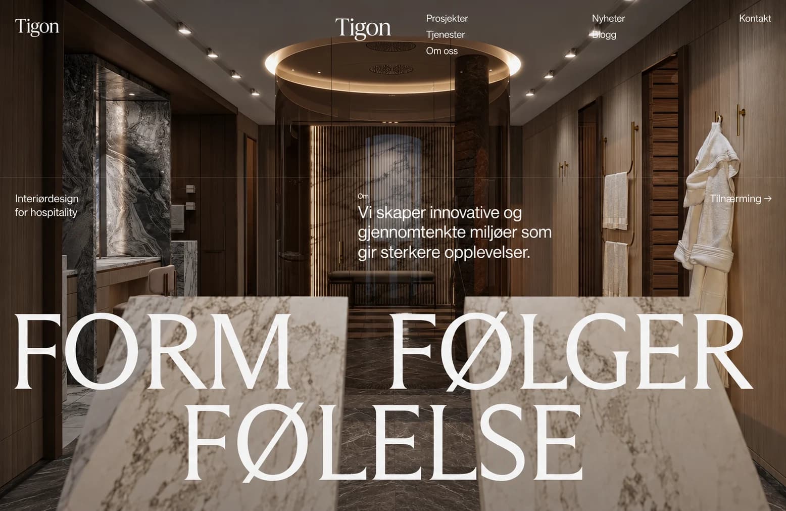 Luksuriøs nettside for interiørdesign med varm stue og stor redaksjonell typografi