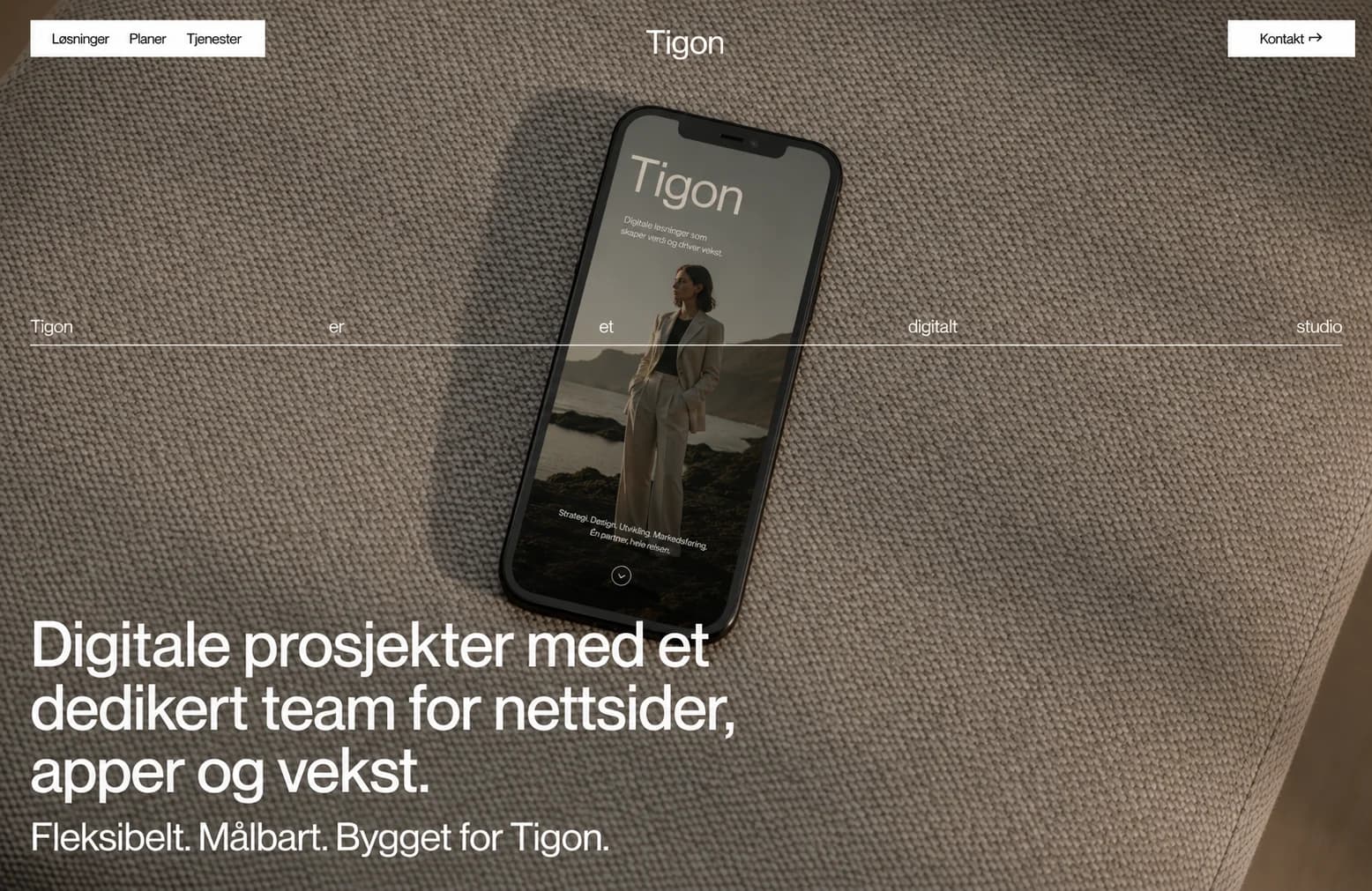 Minimalistisk Tigon-landingsside med mobilmockup på en lys sofa