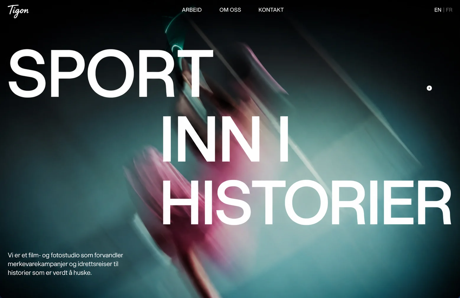 Mørk nettside for et sport- og mediestudio med stor typografi og bevegelse