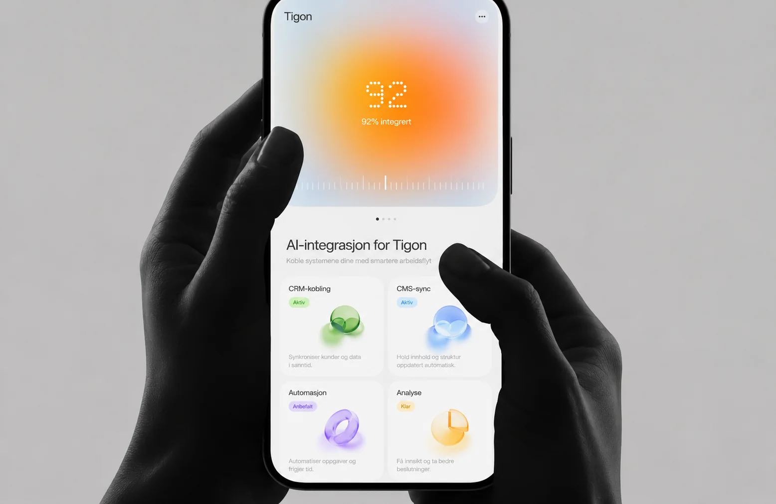 Smarttelefon holdt med begge hender viser et lyst dashboard for AI-integrasjon og automatisering