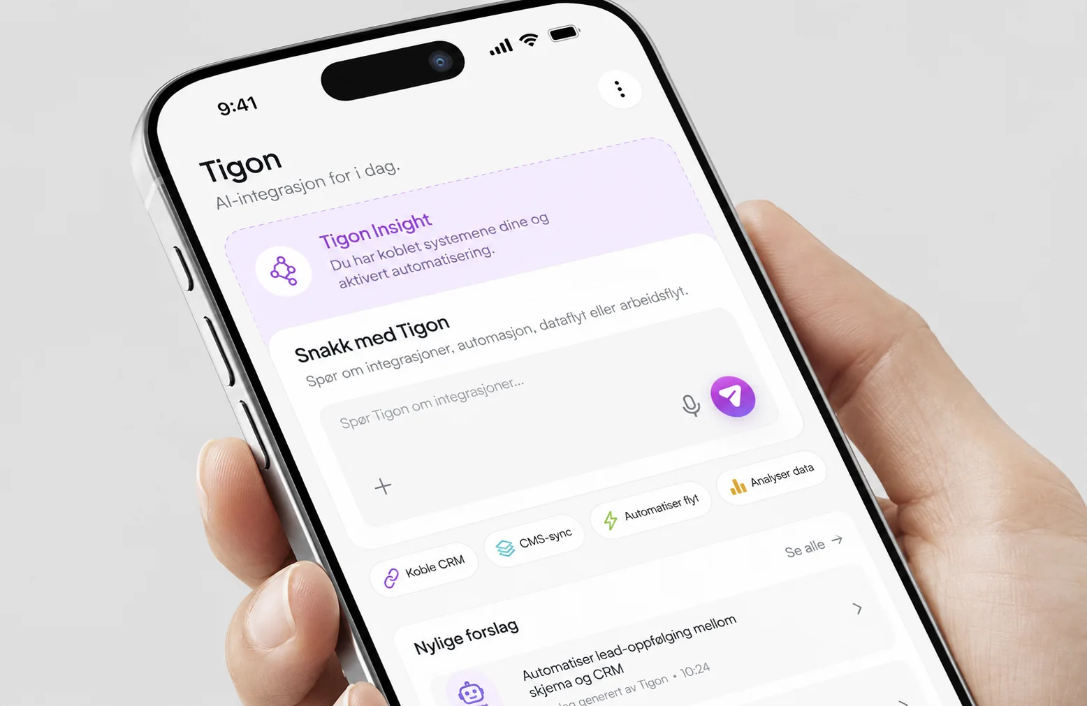 Tigon-app på en moderne smarttelefon med samtale, integrasjoner og automatiserte arbeidsflyter