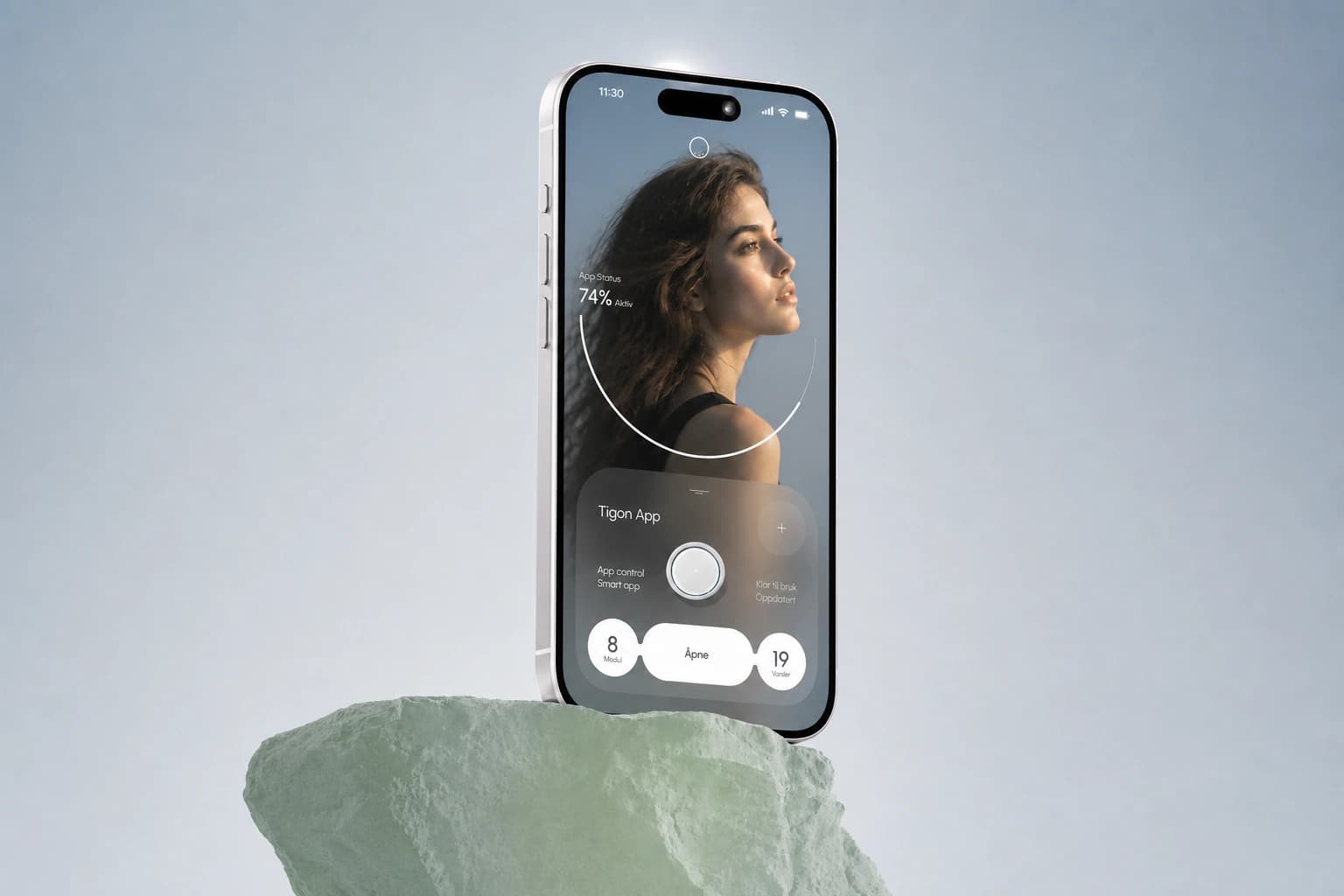 Elegant Tigon App-mockup med kvinneprofil på en telefon over en lys grønn stein