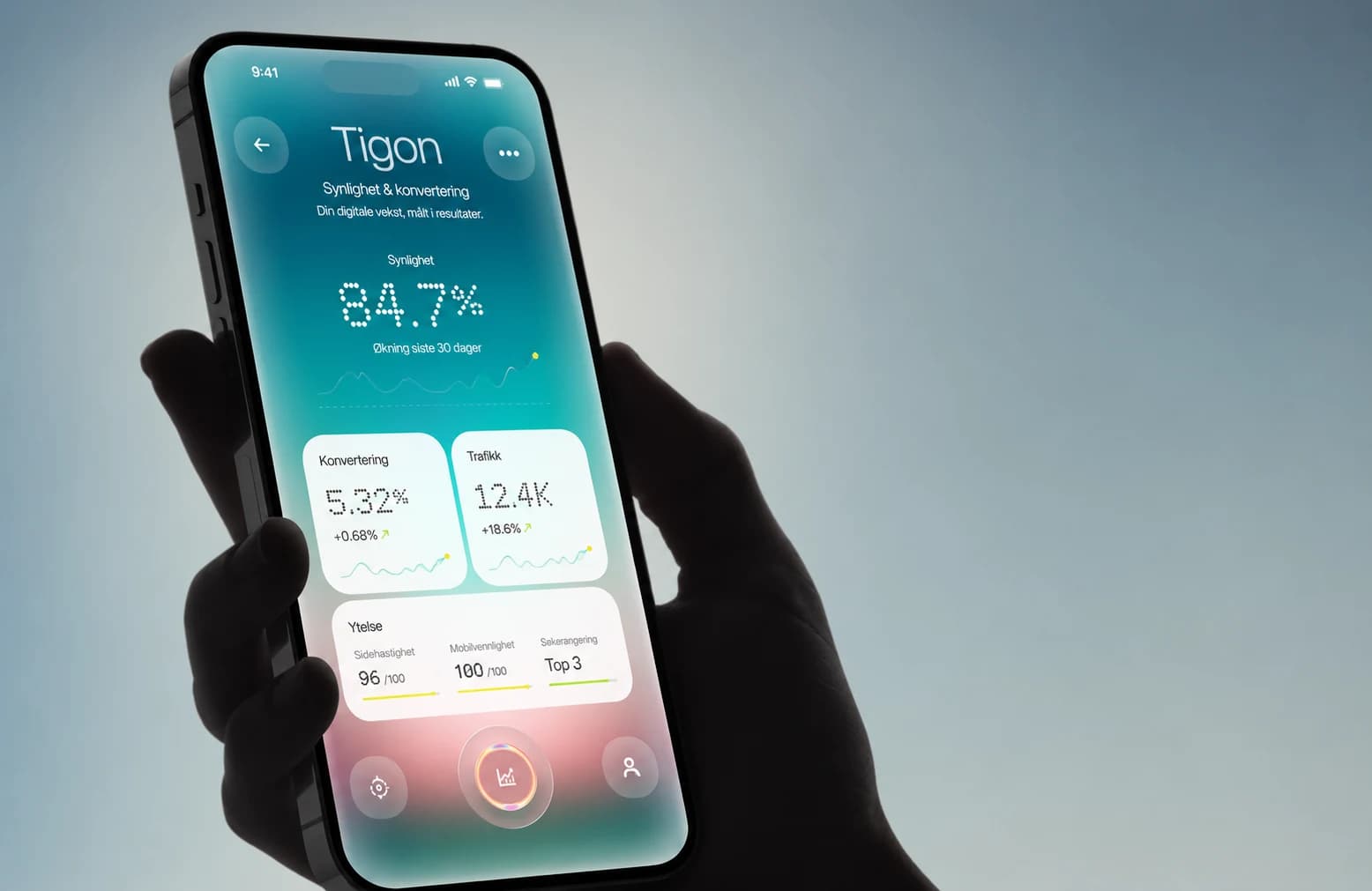 Hånd holder en mobil med Tigon-dashboard for synlighet, konvertering og ytelse