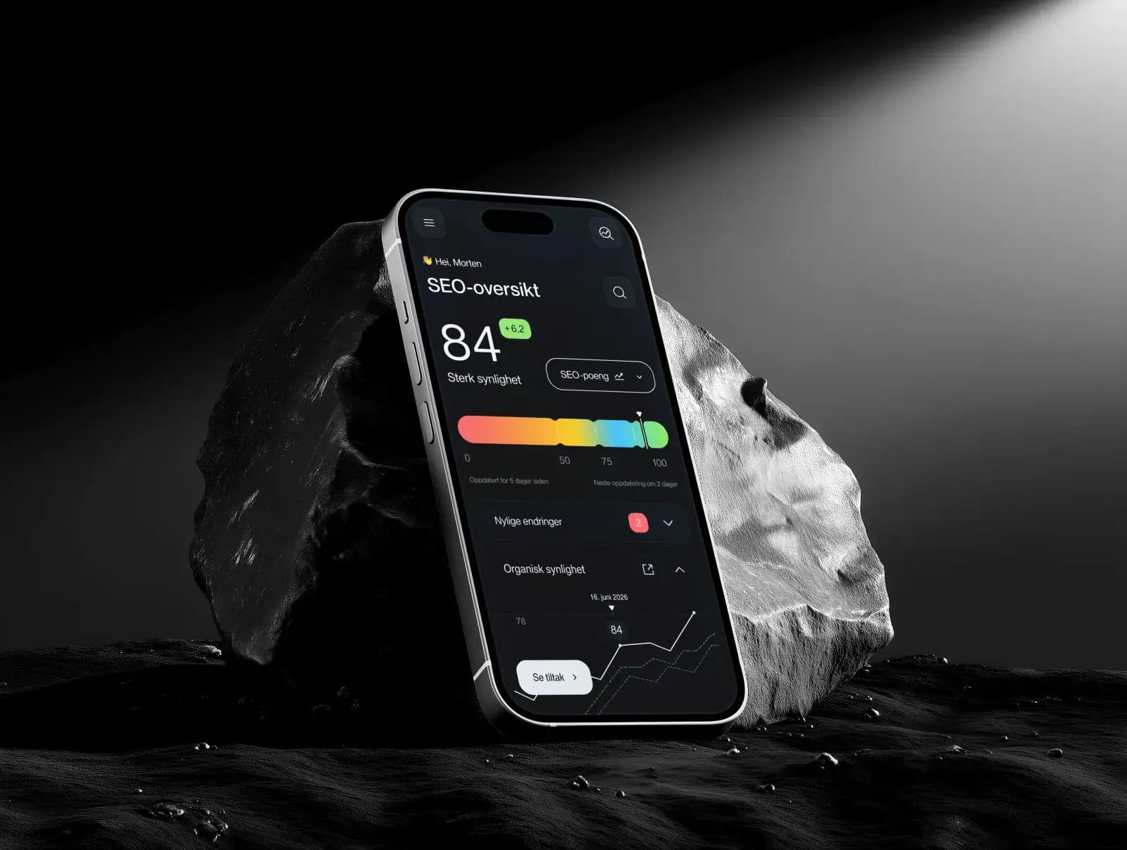 Smarttelefon med mørk SEO-oversikt for organisk synlighet og anbefalte tiltak
