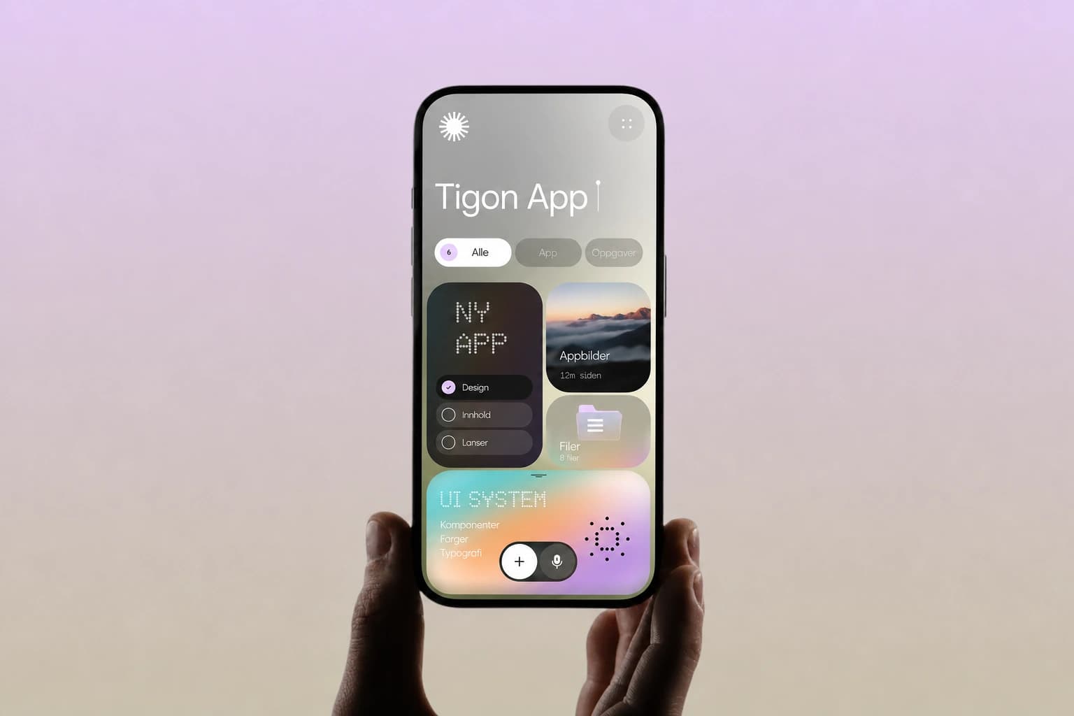 Hender holder en telefon med et lyst Tigon App-grensesnitt og UI-systemkort