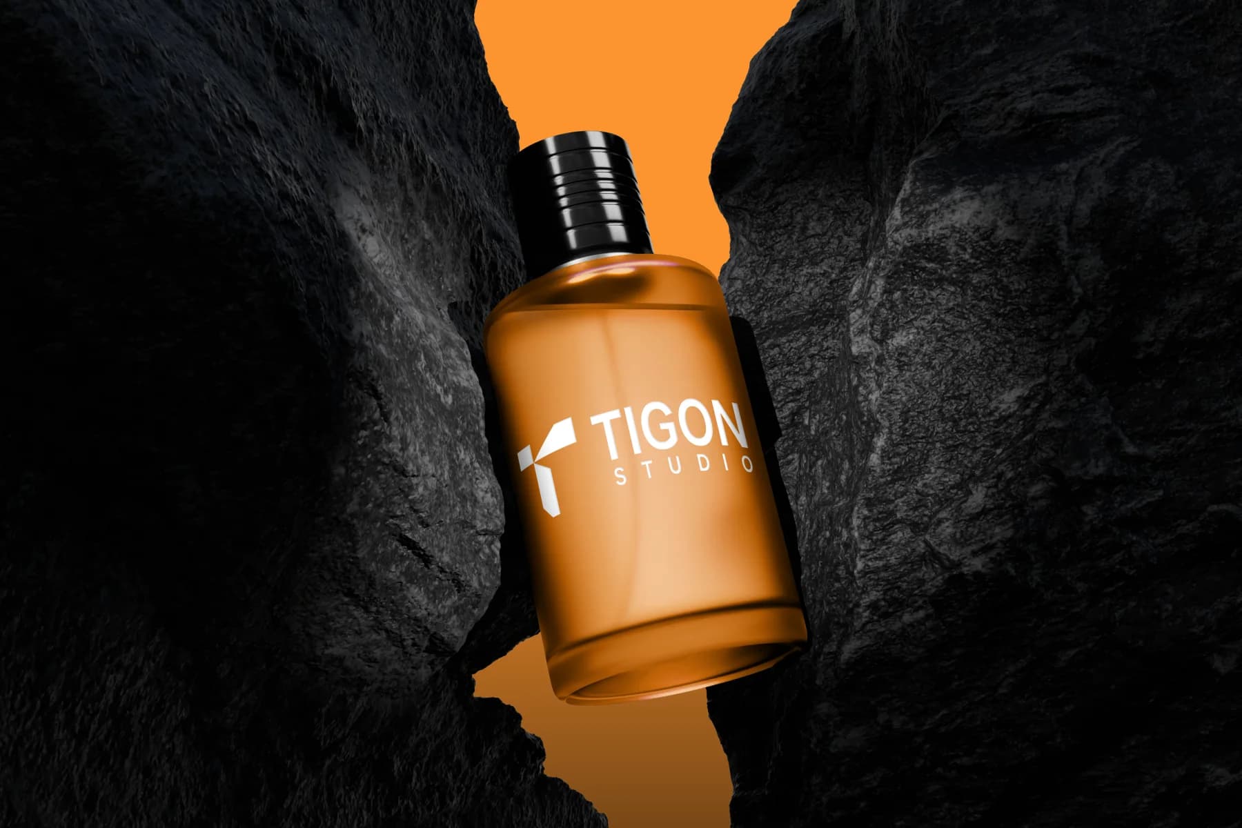 Oransje parfymeflaske med Tigon Studio-logo mellom mørke steinformasjoner