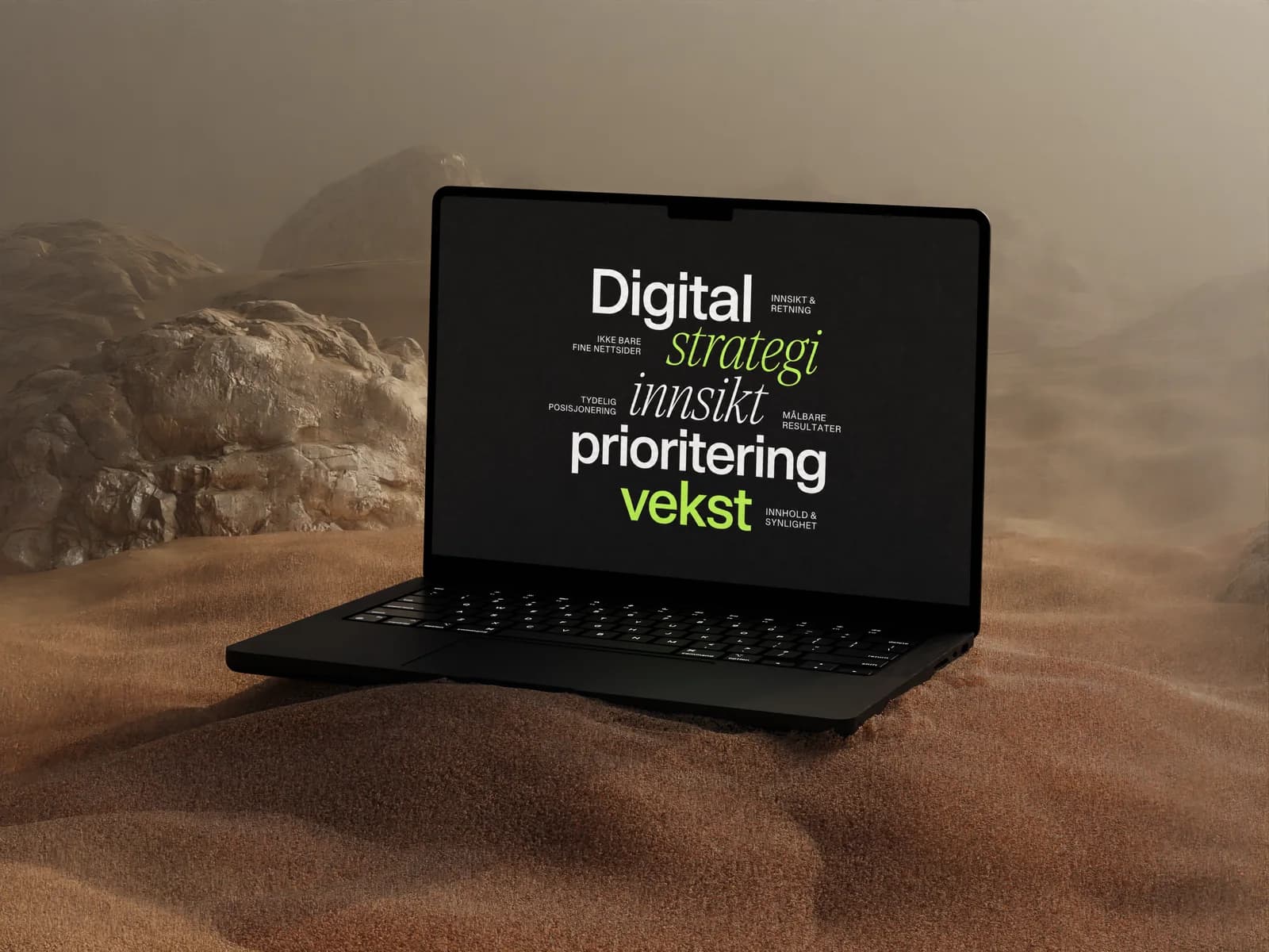 Laptop i et varmt sandlandskap med en typografisk flate om strategi, innsikt og prioritering