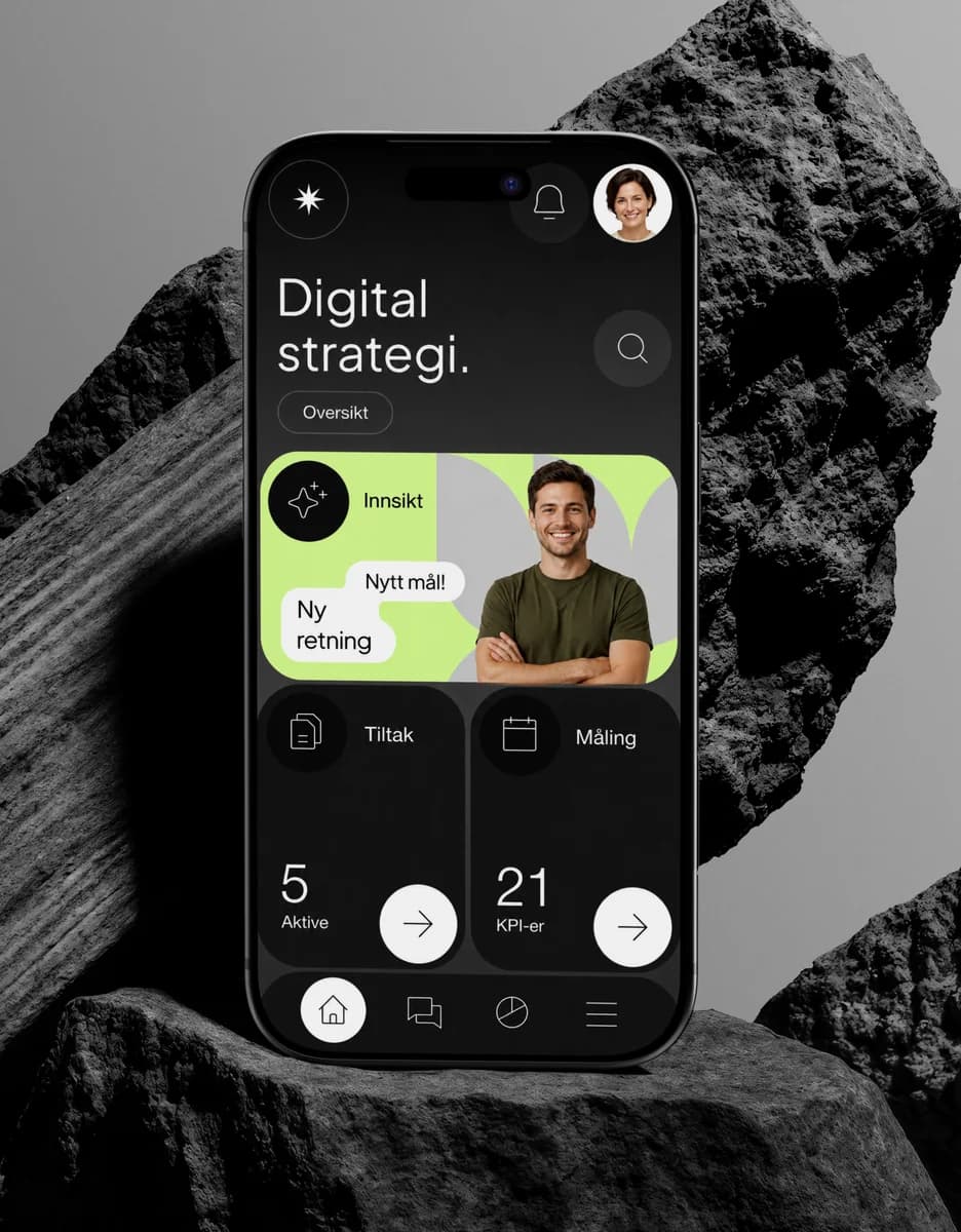 Mobilskjerm mellom mørke steinheller med en strategioversikt over aktive tiltak og KPI-er