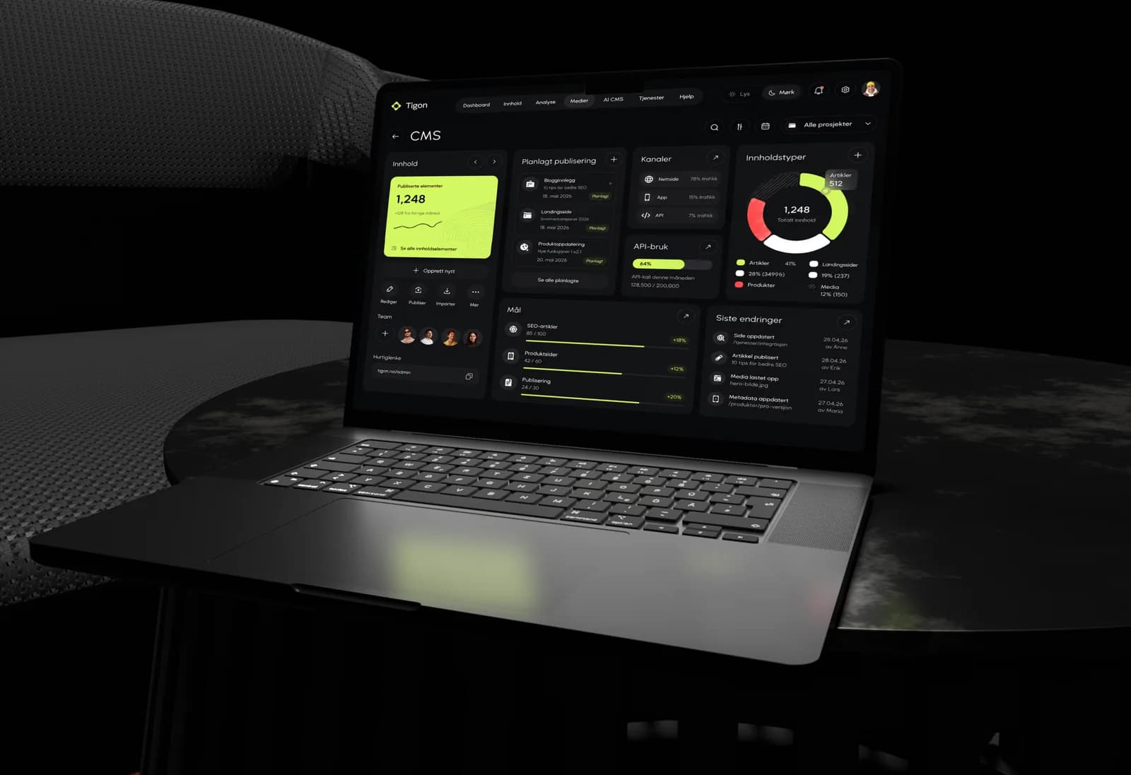 Laptop på et mørkt bord med et CMS-dashboard for innhold, kanaler og API-bruk
