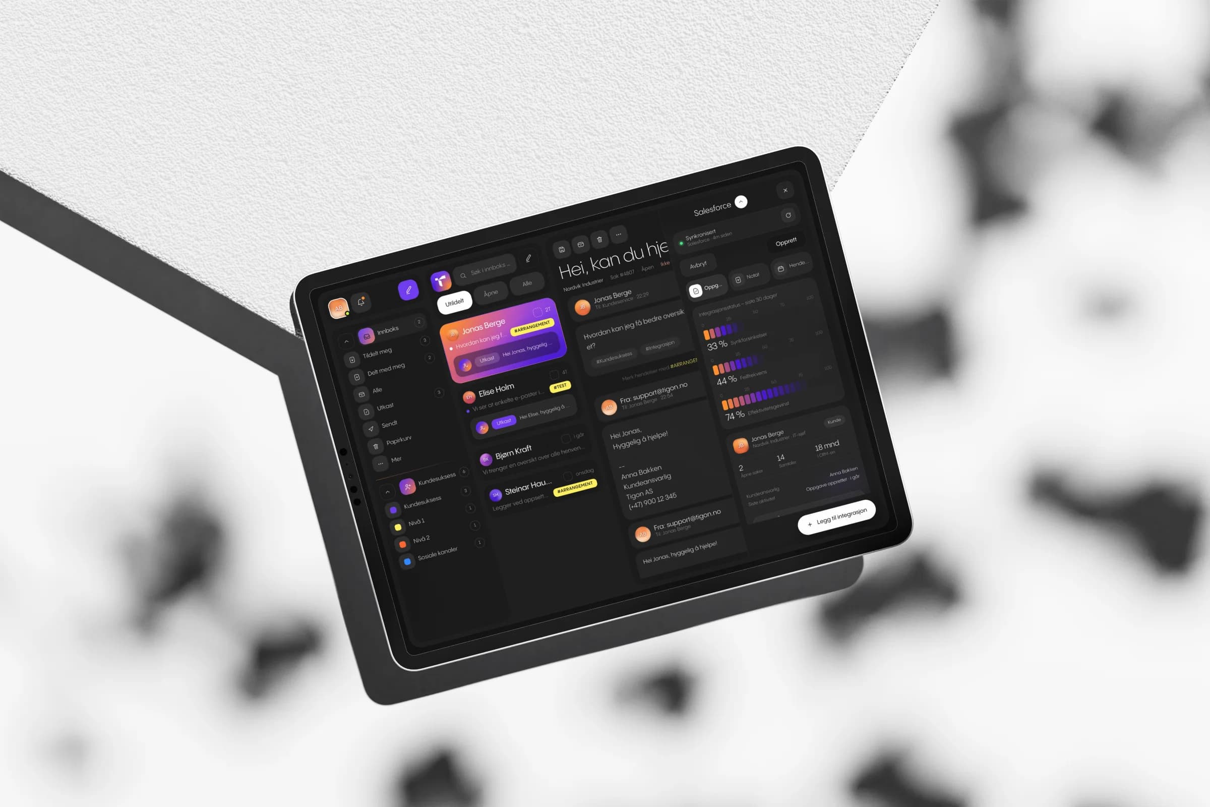 CRM- og kundekommunikasjonsplattformen vist på iPad